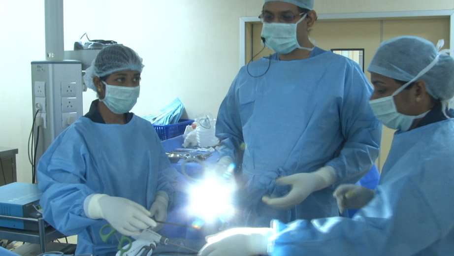 Dr. R. Padmakumar performing Surgery endoscopically